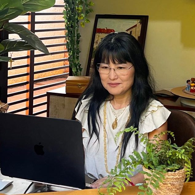 Cláudia Yumi em sessão, presença acolhedora